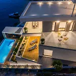 Villa Beachfront Extravaganza With Infinity Pool