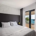 Beachfront Extravaganza With Infinity Pool Villa Vinišće