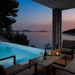 Villa Beachfront Extravaganza With Infinity Pool