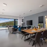Beachfront Extravaganza With Infinity Pool *