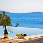 Beachfront Extravaganza With Infinity Pool