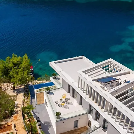 Beachfront Extravaganza With Infinity Pool *
