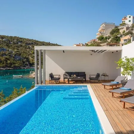 Villa Beachfront Extravaganza With Infinity Pool