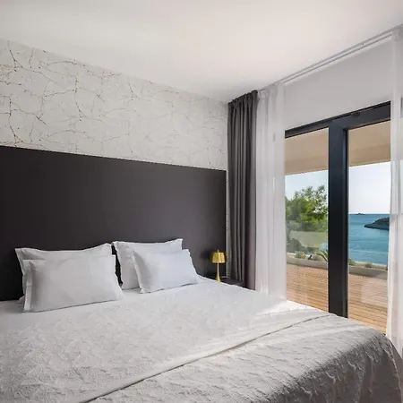 Beachfront Extravaganza With Infinity Pool 别墅 Vinišće