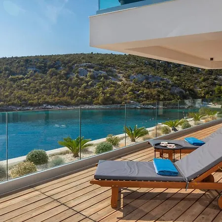 Beachfront Extravaganza With Infinity Pool *