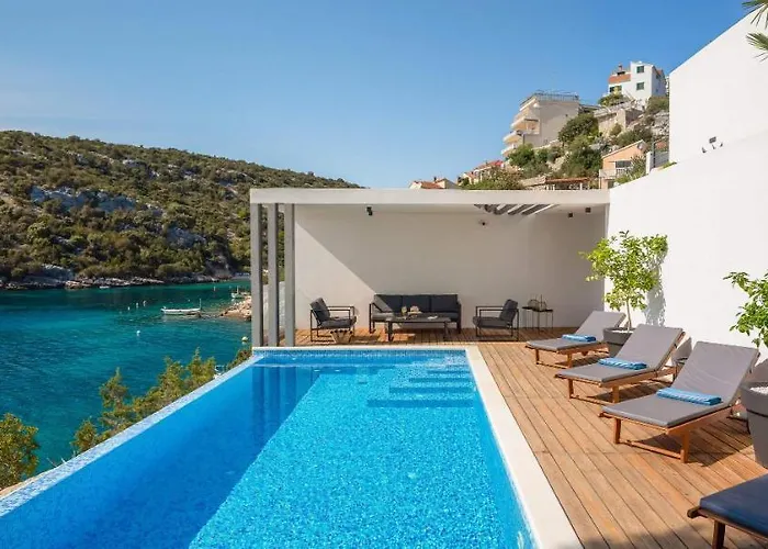 Villa Beachfront Extravaganza With Infinity Pool