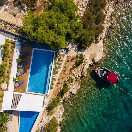 Beachfront Extravaganza With Infinity Pool *