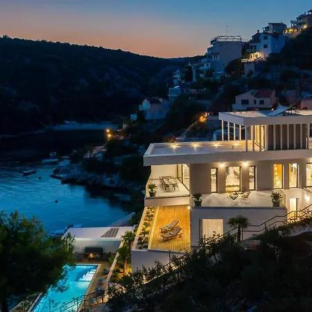 Beachfront Extravaganza With Infinity Pool Villa *