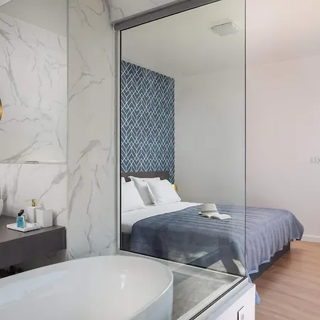 Beachfront Extravaganza With Infinity Pool Villa Vinisce