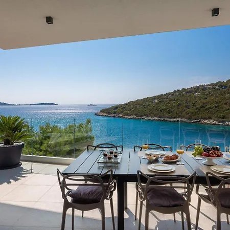 Villa Beachfront Extravaganza With Infinity Pool Vinisce