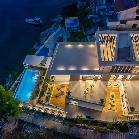Beachfront Extravaganza With Infinity Pool Villa Vinisce