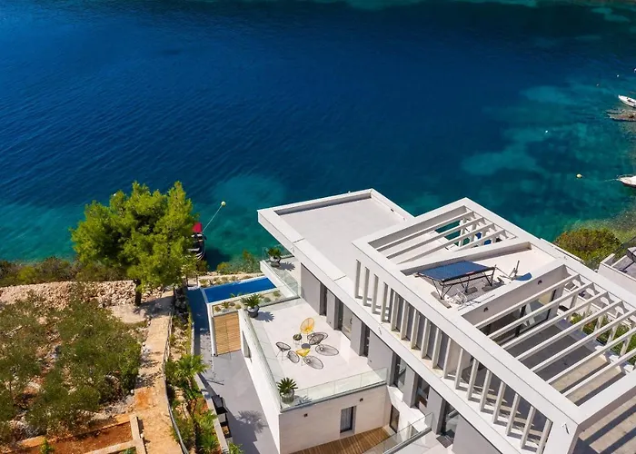 Beachfront Extravaganza With Infinity Pool *