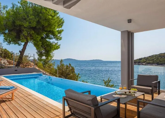 Beachfront Extravaganza With Infinity Pool Vinišće