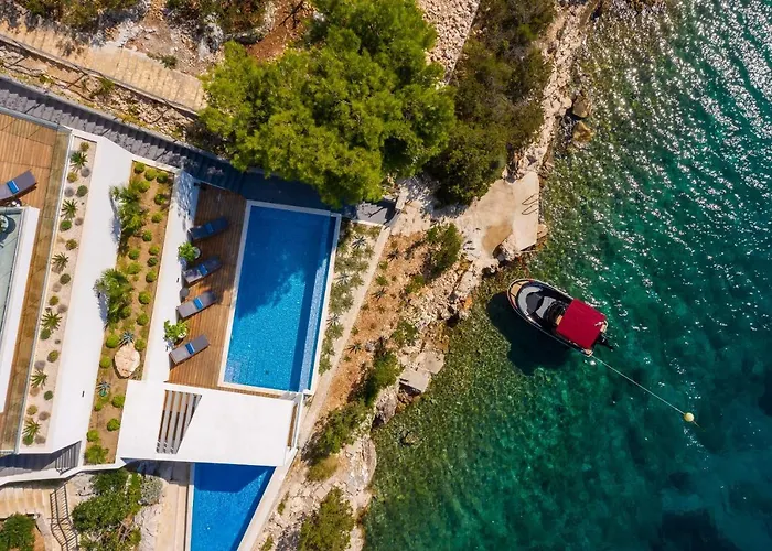 Beachfront Extravaganza With Infinity Pool *