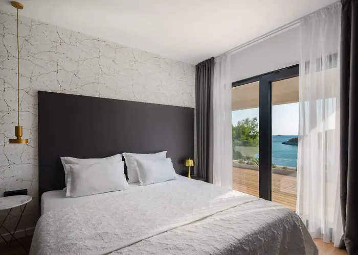 Beachfront Extravaganza With Infinity Pool Villa Vinišće