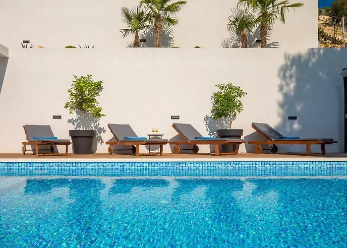 Beachfront Extravaganza With Infinity Pool