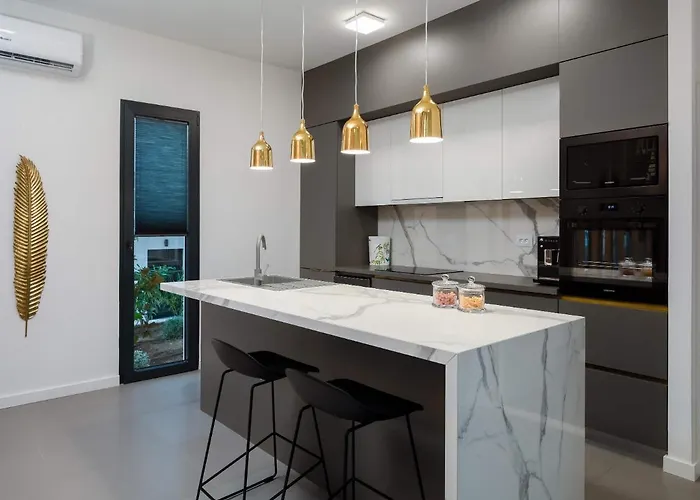 Beachfront Extravaganza With Infinity Pool