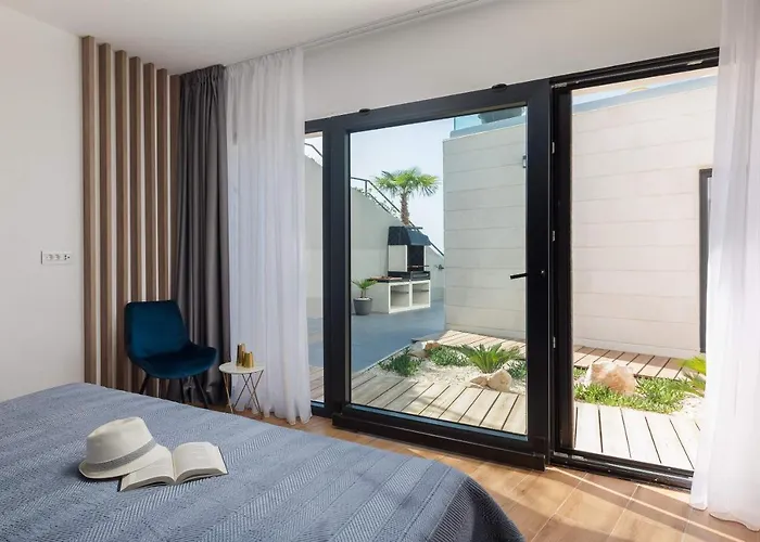 Beachfront Extravaganza With Infinity Pool Vinišće