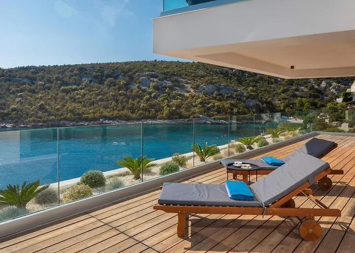 Beachfront Extravaganza With Infinity Pool *