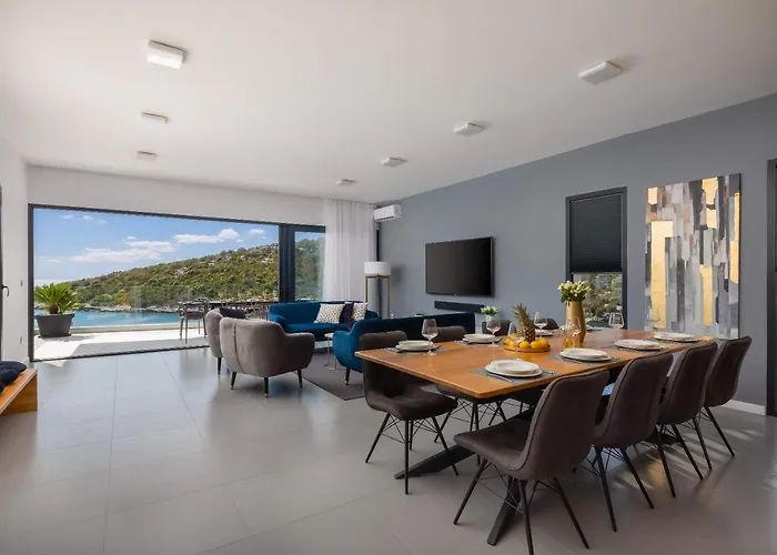 Beachfront Extravaganza With Infinity Pool *